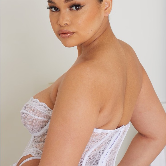 PLUS WHITE LACE FRILL UNDERWIRED CORSET LINGERIE SET - Picture 3 of 5